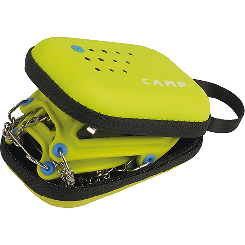 通気孔のある黄色いハードケースに折りたたんで収納されたCAMPの小型クランポン