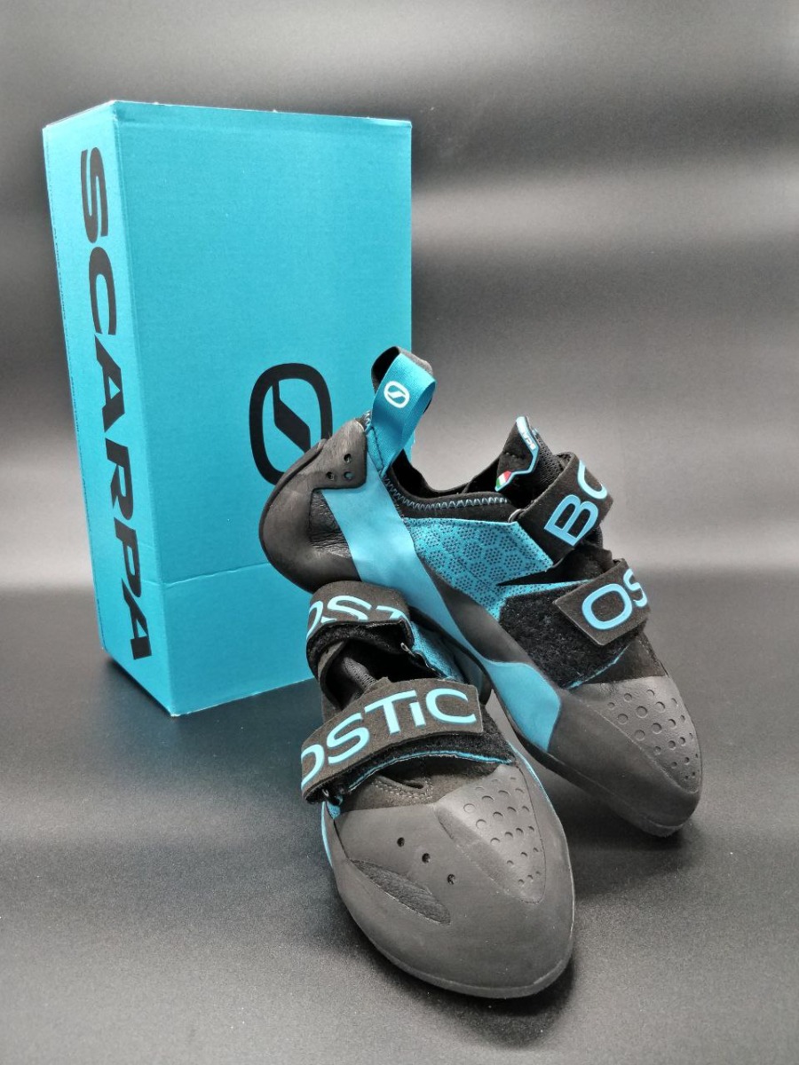 SCARPAの箱の前に置かれた黒と青のSCARPA Boosticのペア
