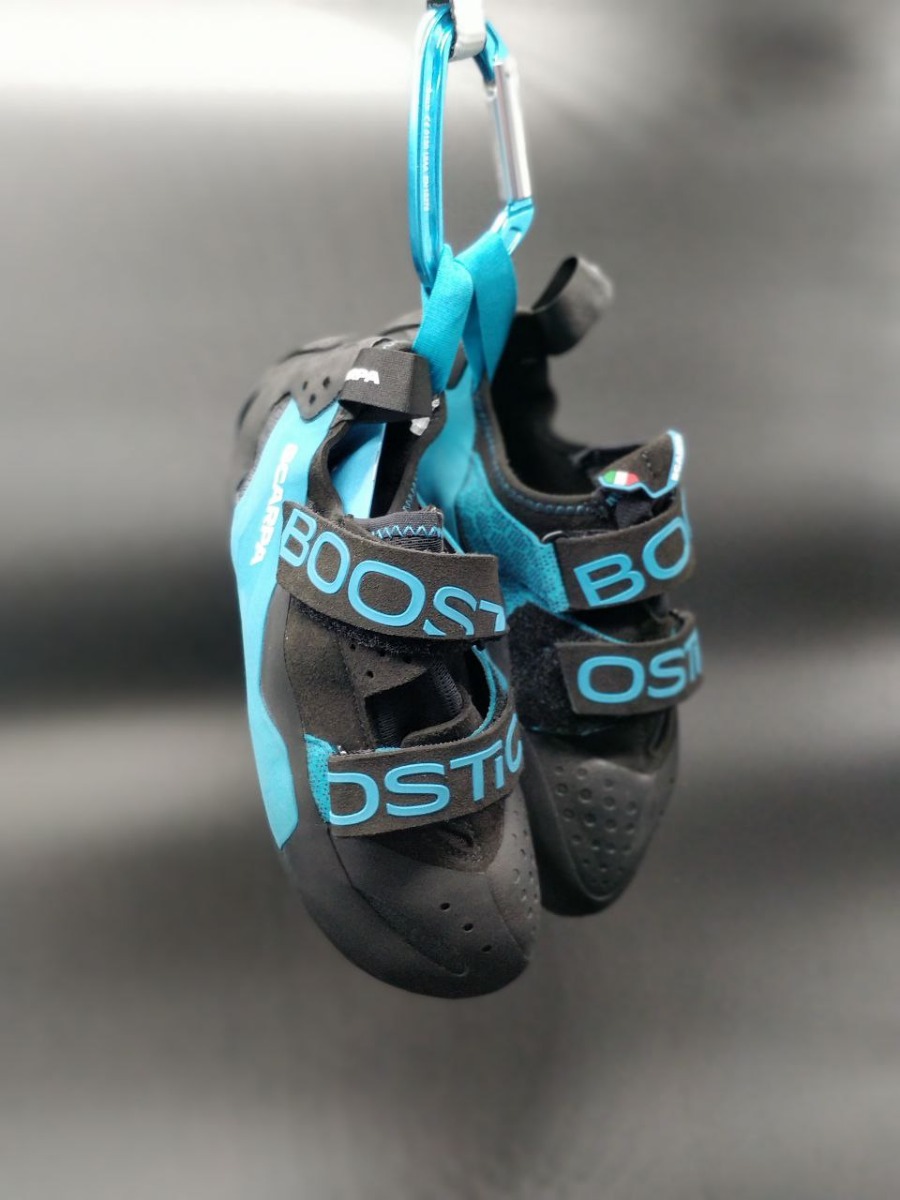 青いカラビナに吊るされた黒と青のSCARPA Boosticのペア