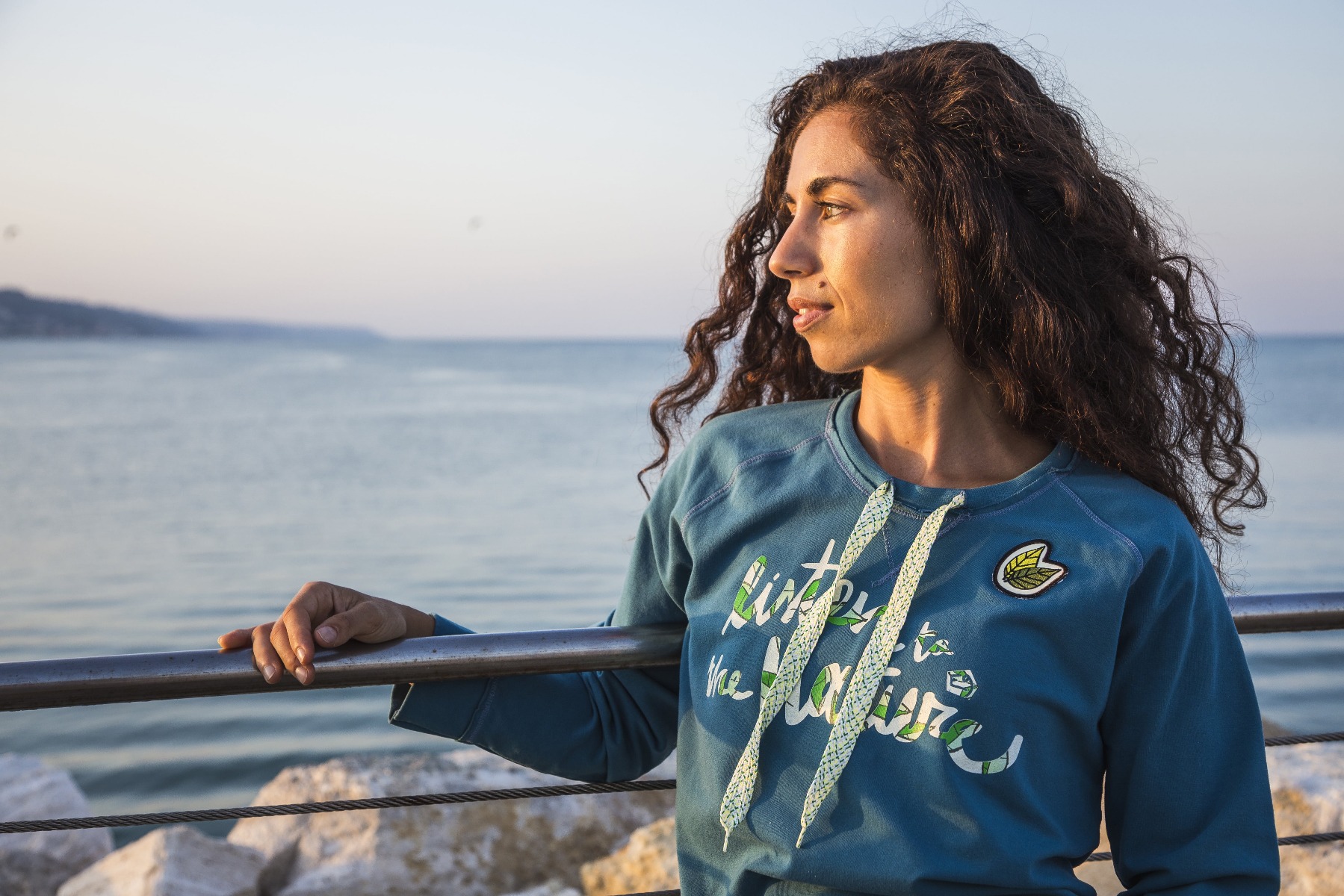 海のそばで撮影されたDaniela Feroletoの屋外ポートレート