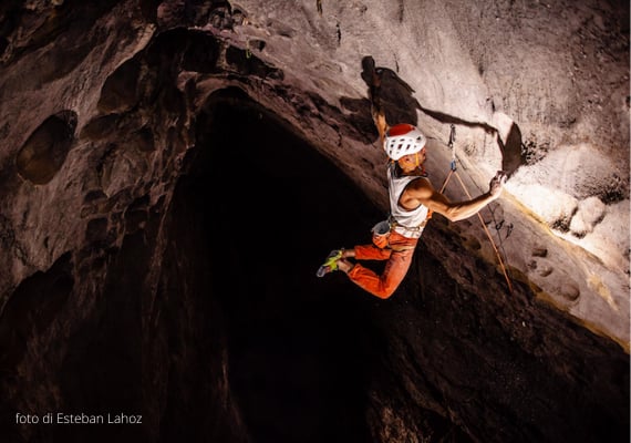 中国の大きな岩のルーフの下でThe Clinicを登るEdu Marin — 写真：Esteban Lahoz