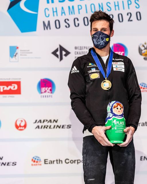 2020年モスクワ欧州選手権で、マスクを着け、金メダルと1位のトロフィーを持つ選手