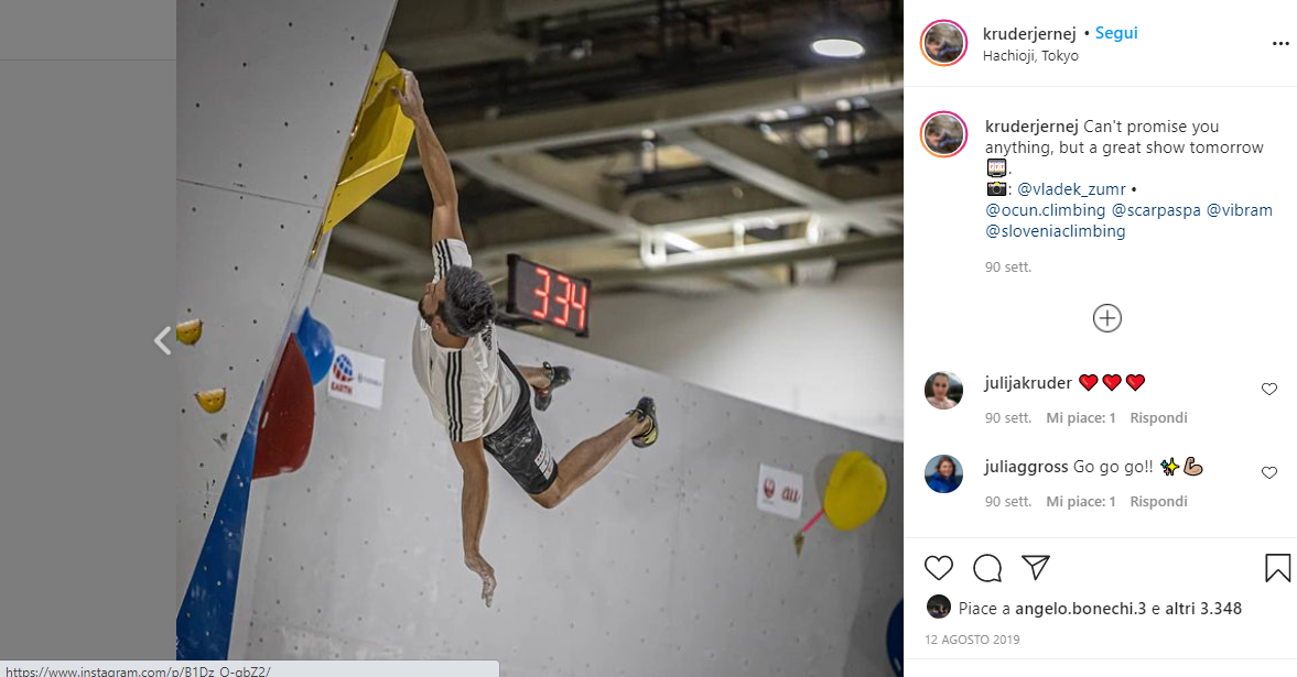 Jernej KruderのInstagramプロフィールのイタリア語画面。黄色いホールドにぶら下がり、両足を壁から離しているクライマー