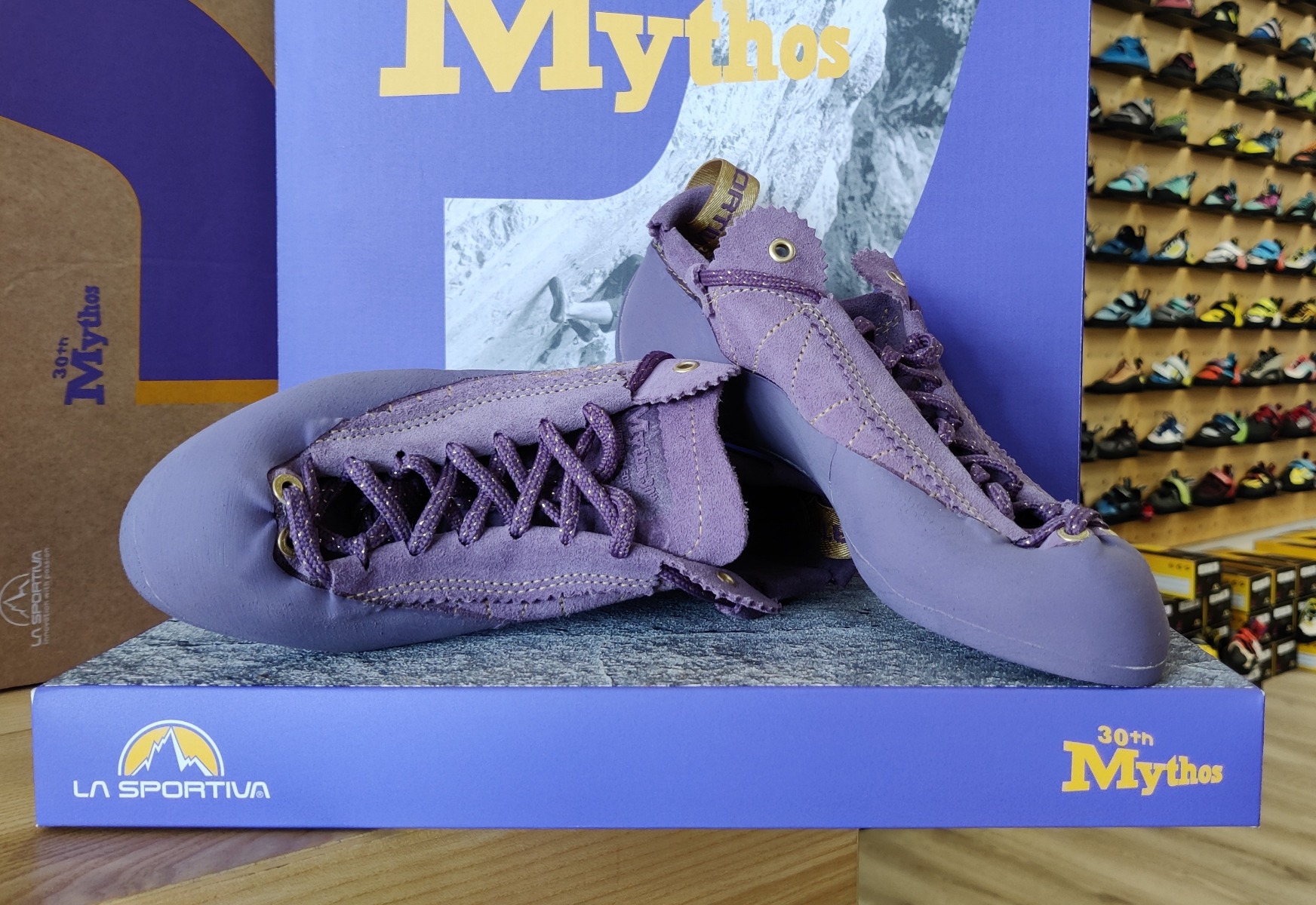 モデルの箱の上に展示された紫色のLa Sportiva Mythos 30クライミングシューズ