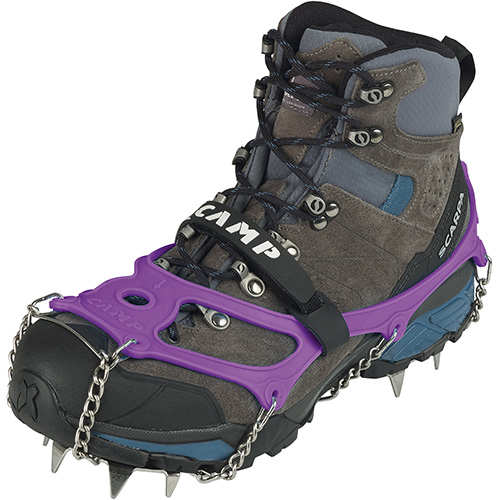 ブーツに装着された、黒いストラップ付きの紫色のCAMP Ice Master Evoの小型クランポン