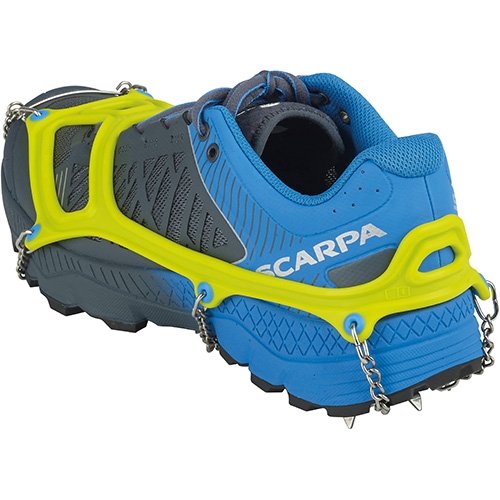 青い靴に装着された、黄色いCAMP Ice Master Runの小型クランポン