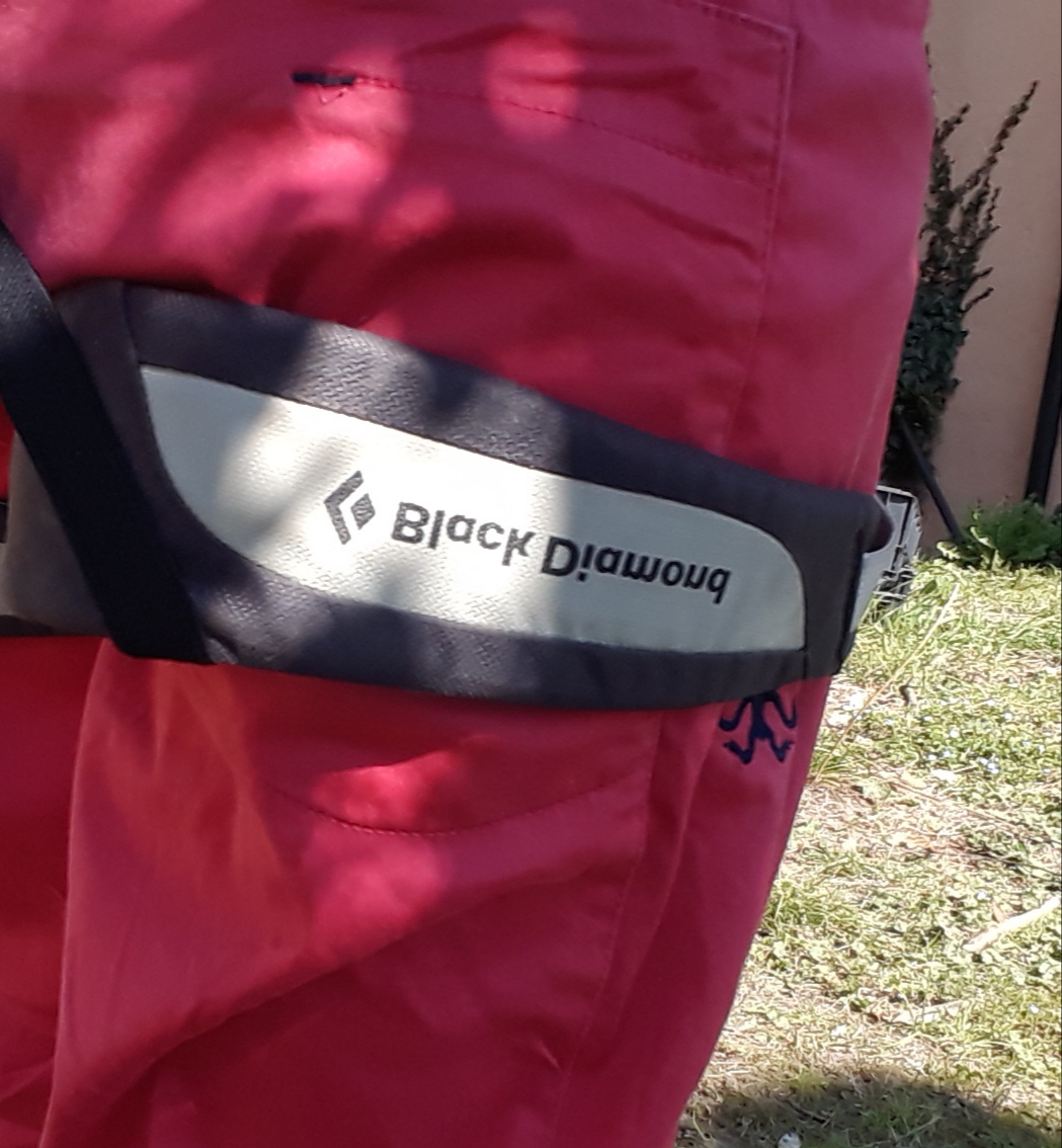 文字が上下逆になったBlack Diamondのレッグループの細部
