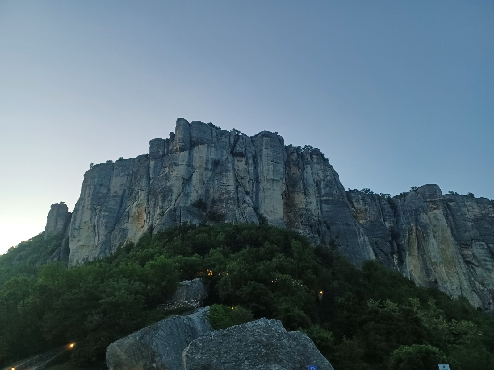 夕暮れのPietra di Bismantovaと麓の岩や木々