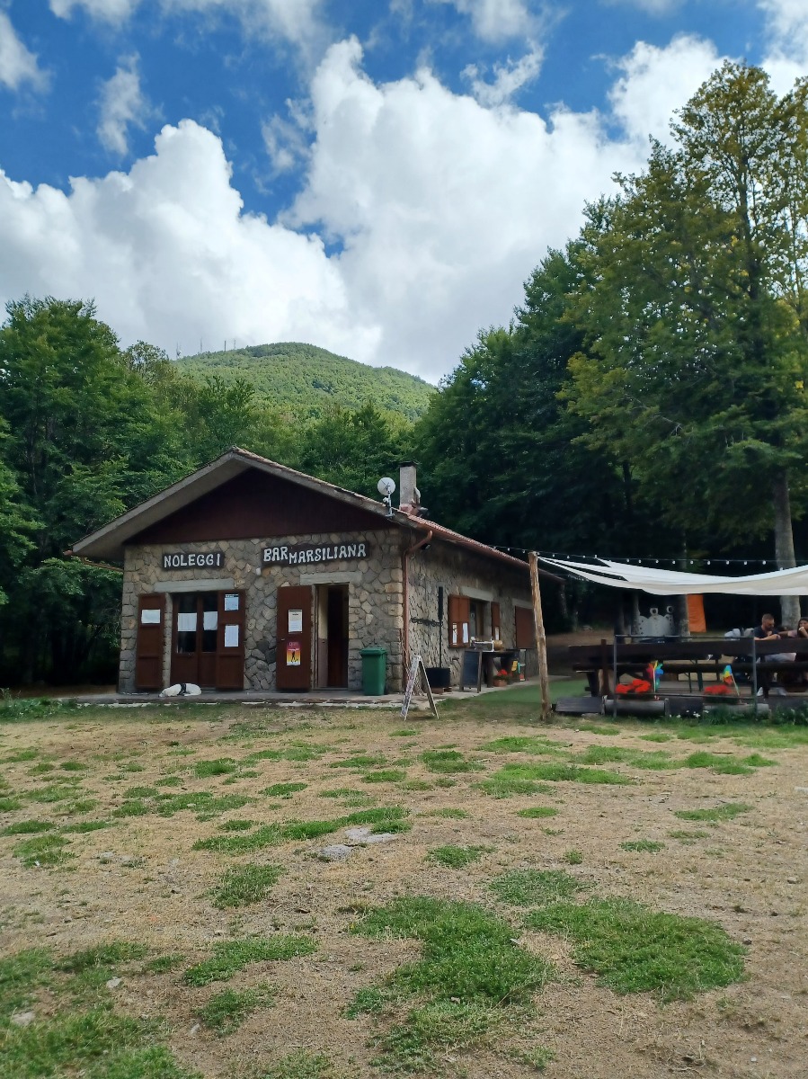 Monte Amiata周辺にある、レンタルとバーの看板が付いた石造りの建物