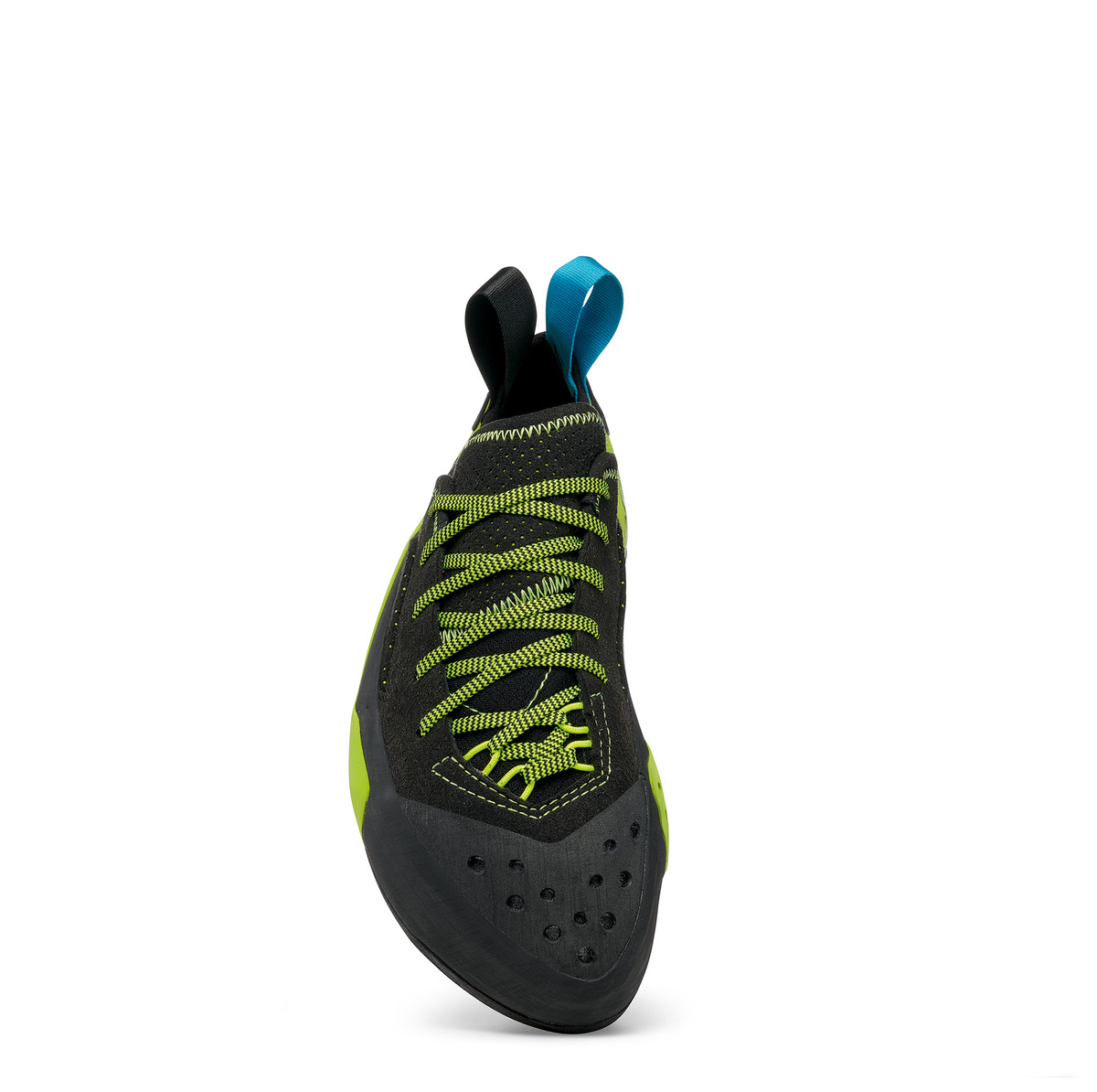 黒と緑のシューレース付きSCARPA Mago、つま先の正面からの写真