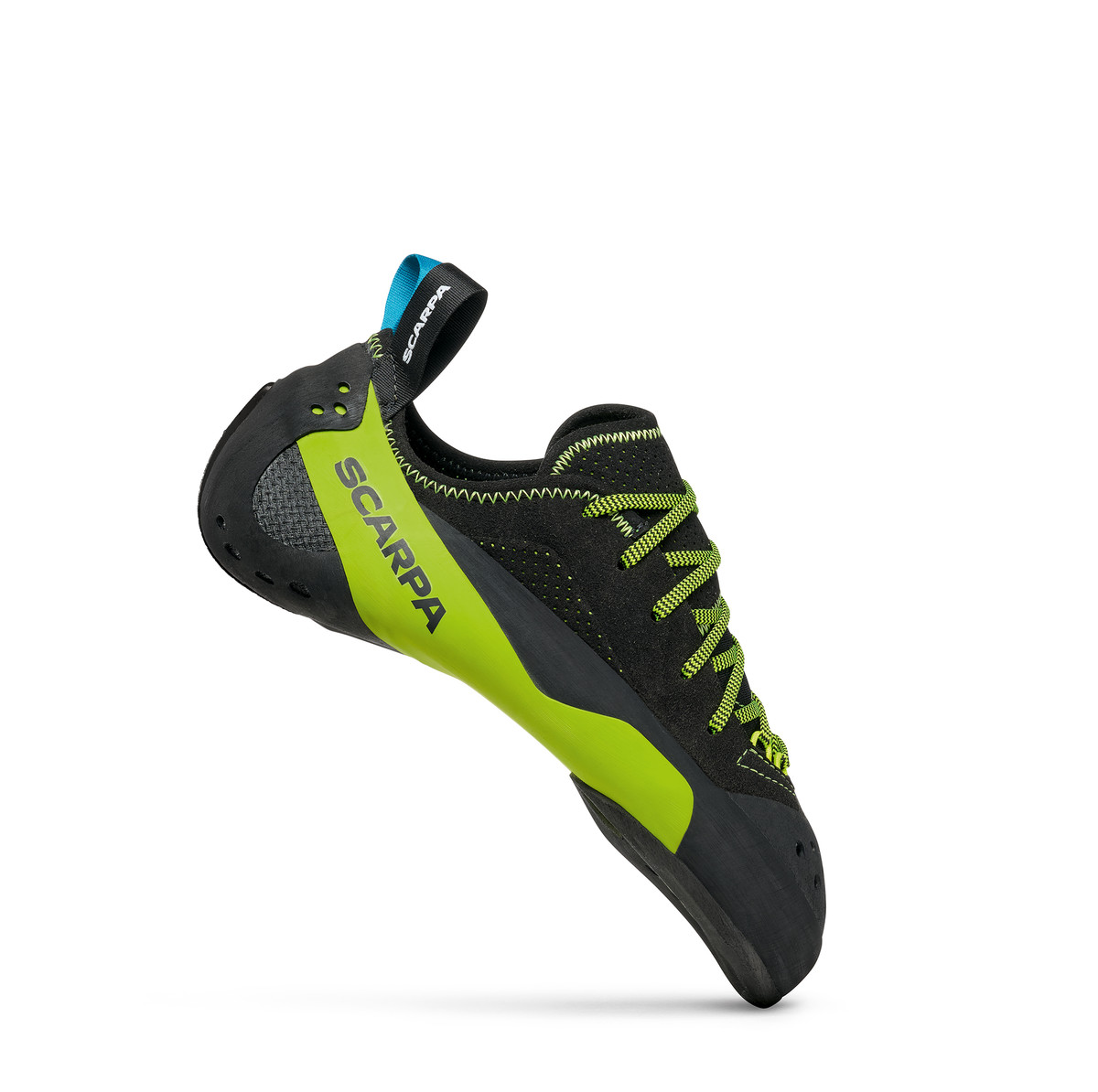 黒と緑のシューレース付きSCARPA Mago、側面からの写真