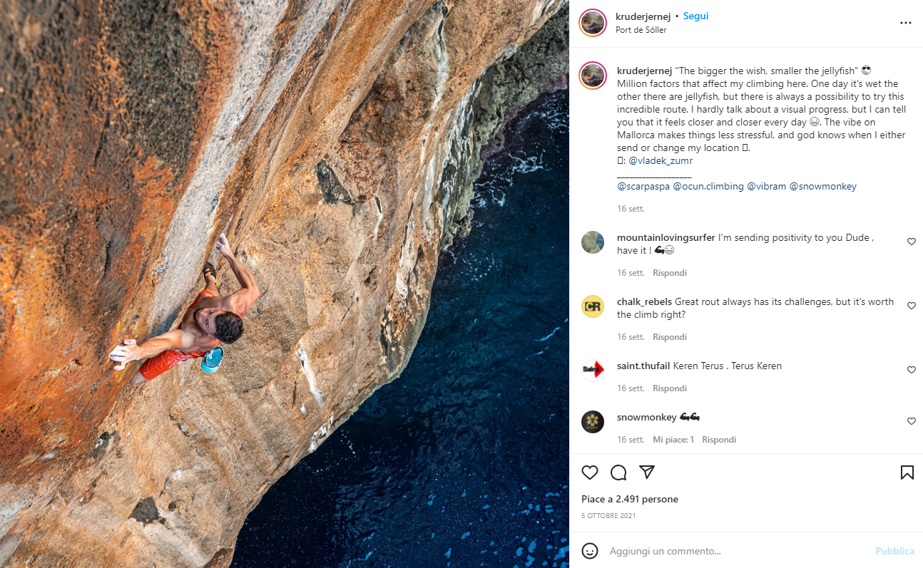 Jernej KruderのInstagramのスクリーンショット：海の上で登るクライマー、イタリア語の画面表示と英語の投稿文