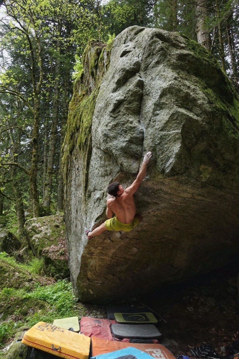 Val MasinoのRe dei Lemuri 8A+を登るPietro Biagini。岩の下にはクラッシュパッド