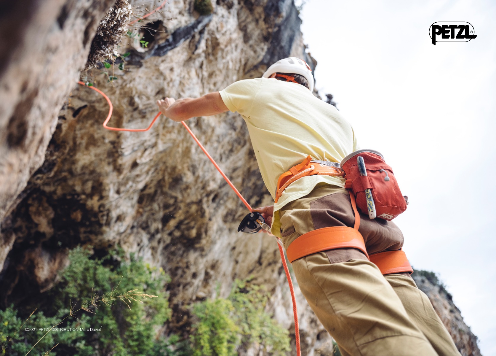 Petzl HIRUNDOSハーネスとチョークバッグを着けたクライマーの後ろ姿