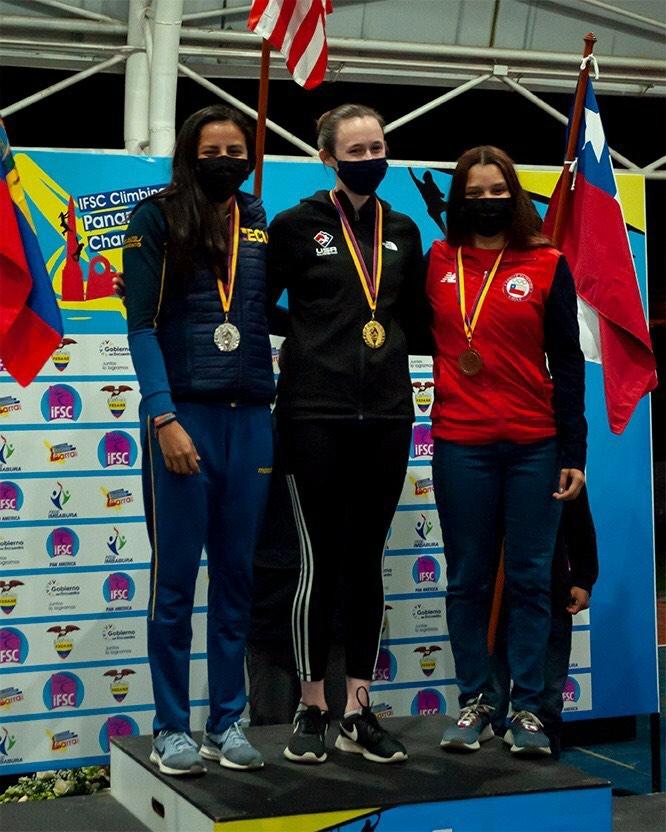 3人の選手がメダルを着けたパンアメリカン選手権の女子表彰台