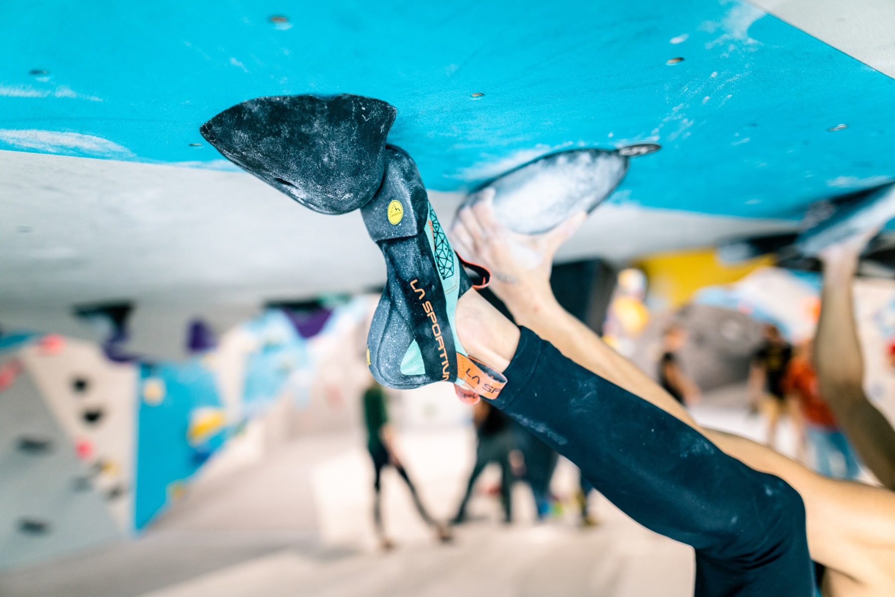 屋内の大きなボリュームに置いたLa Sportiva Mantraのシューズ