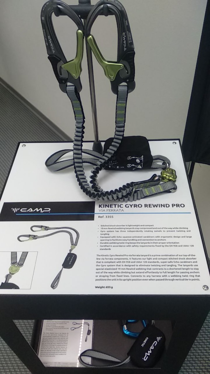 Ref. 3355の表示とともに展示されたCAMP Kinetic Gyro Rewind Proのヴィア・フェラータ用セット