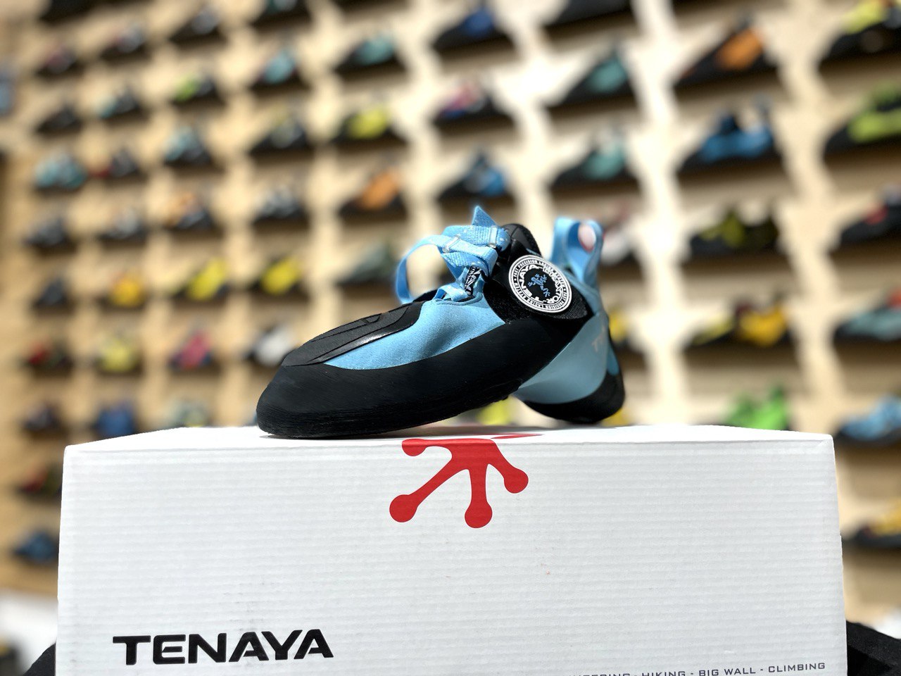 箱の上に置かれた青と黒のTenaya Indalo