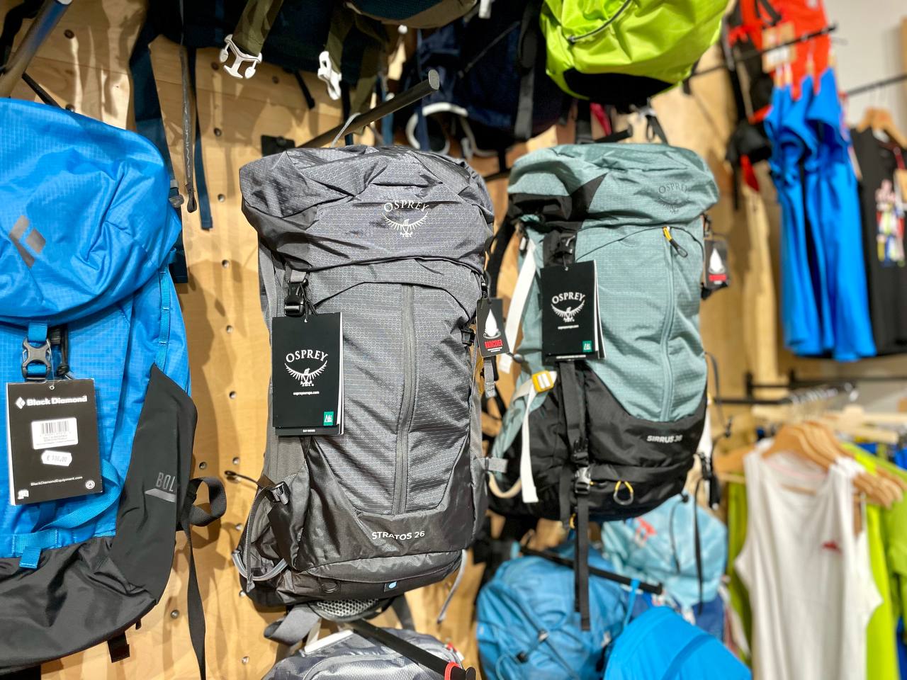店内でほかのバックパックと並んで展示されたグレーと緑のOsprey製品