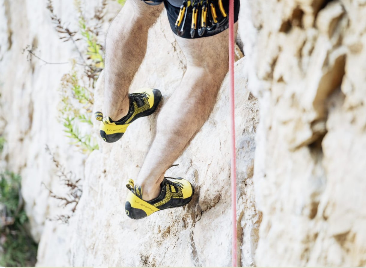 石灰岩に置かれた黄色と黒のLa Sportivaクライミングシューズ
