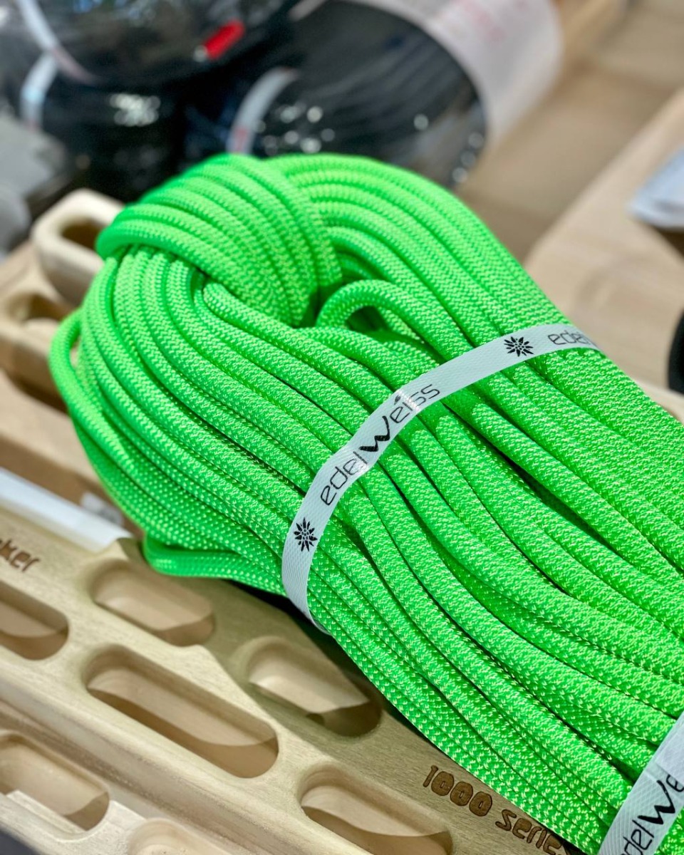 ブランド名入りのバンドで束ねた緑色のEdelweissロープの接写