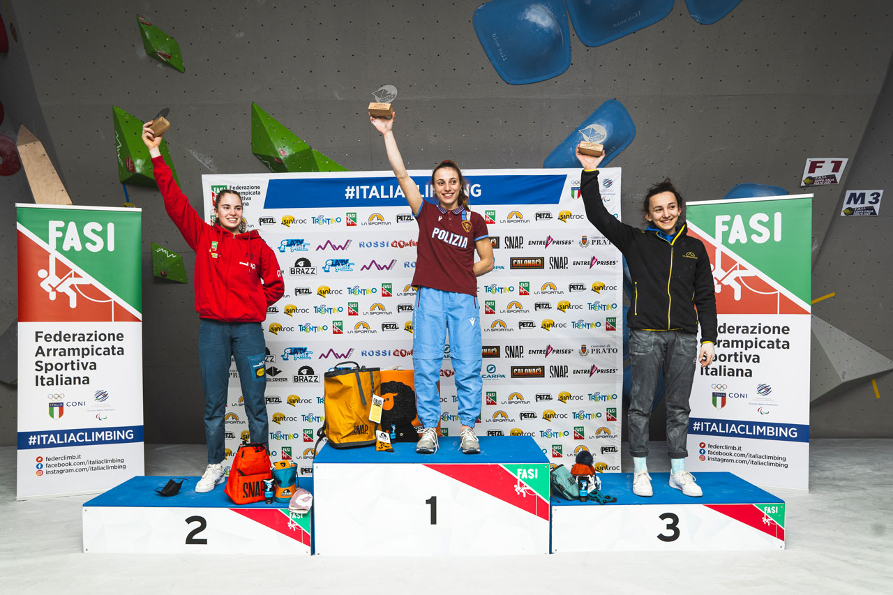 Pratoの女子表彰台：1位Camilla Moroni、2位Beatrice Colli、3位Irina Daziano