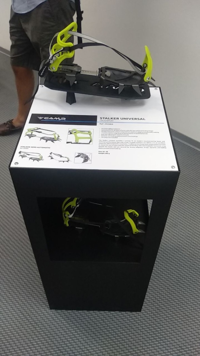 Ref. 292003の表示とともに展示されたCAMP Stalker Universalアイゼン