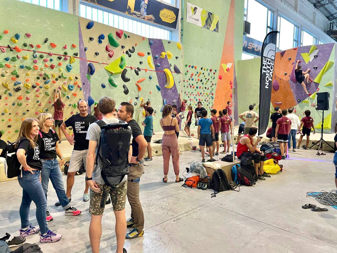 2022年9月のイベント中、Urban Wallのボルダリングエリアにいる人々