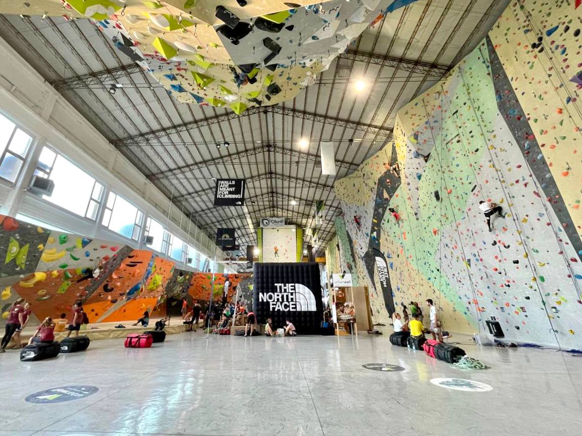 イベント中のUrban Wallのリード壁とボルダリング壁の全景