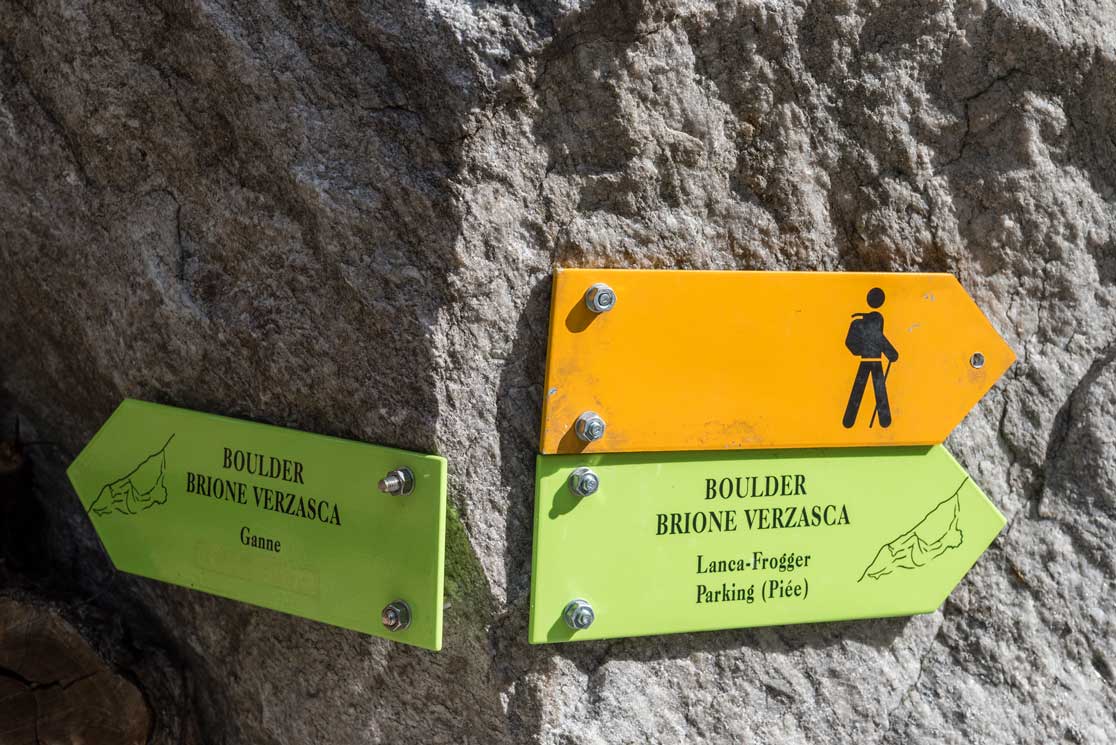 Val VerzascaのボルダリングセクターGanneとPièeへの案内標識。写真:Marco Volken。