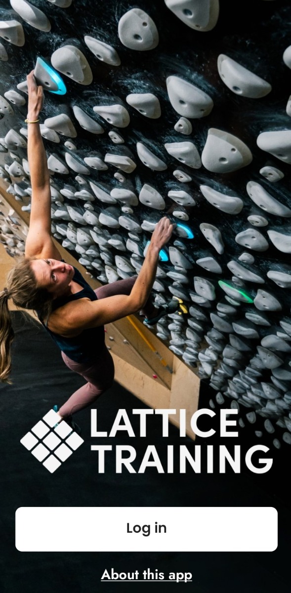 室内壁を登るクライマーを背景にした2023年のLattice Trainingアプリのログイン画面