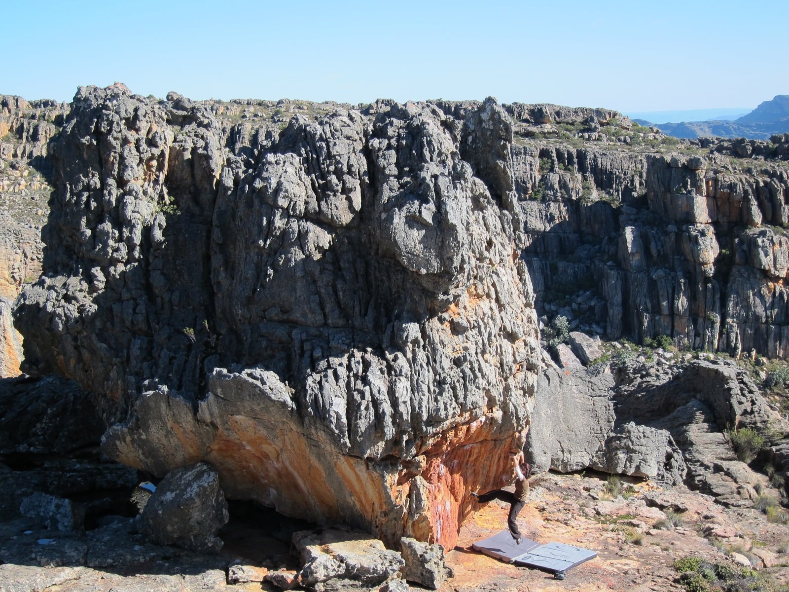 RocklandsのThe Fortressエリアの砂岩ボルダー