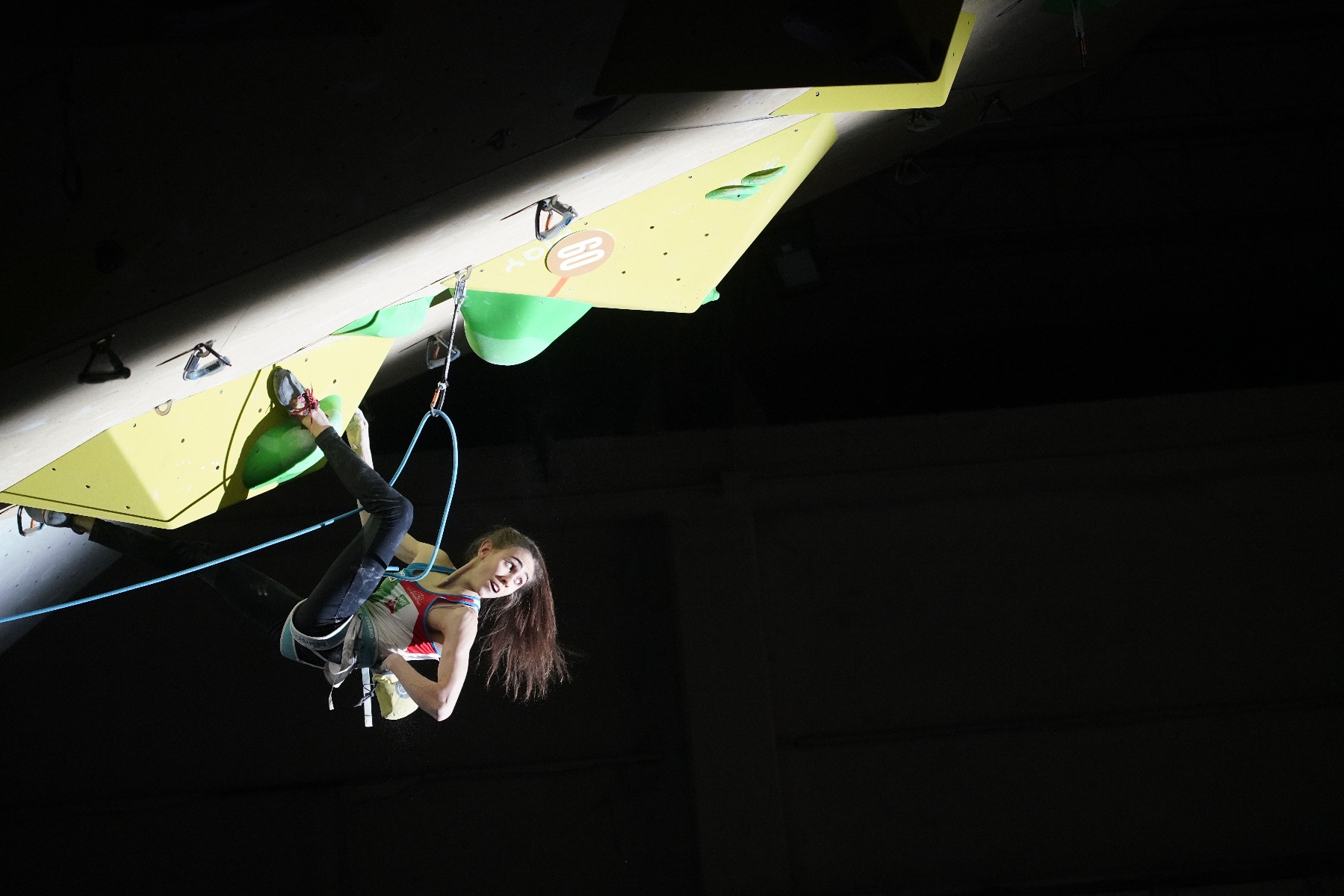 Milano Climbing Expo 2023でオーバーハングのLeadルートを登る選手