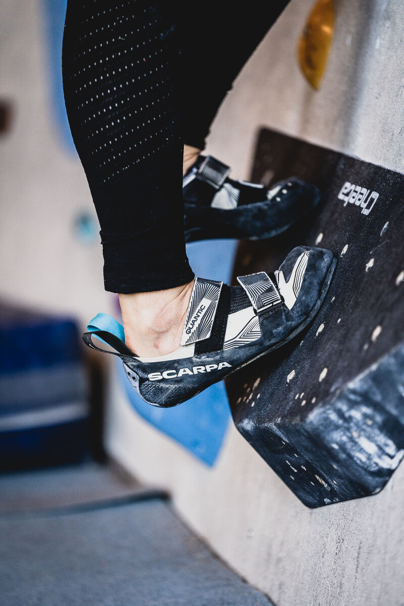 屋内のクライミング壁のボリュームに乗せたSCARPA Quantic WMN