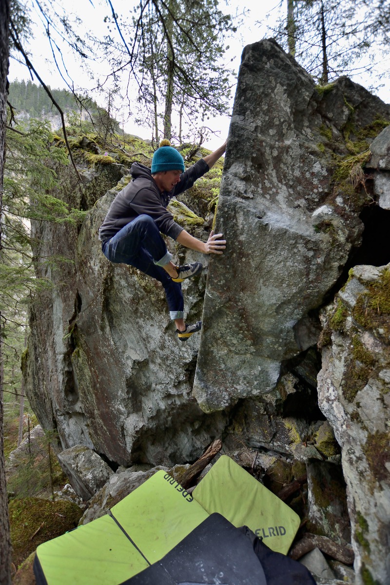 Barna KerényiがMagic WoodのLand of Unicorns 7B+を登る様子