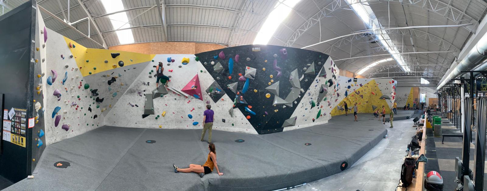 トリノのすぐ外で、自宅のようにくつろいで登れる La Mole Climbing Factory。