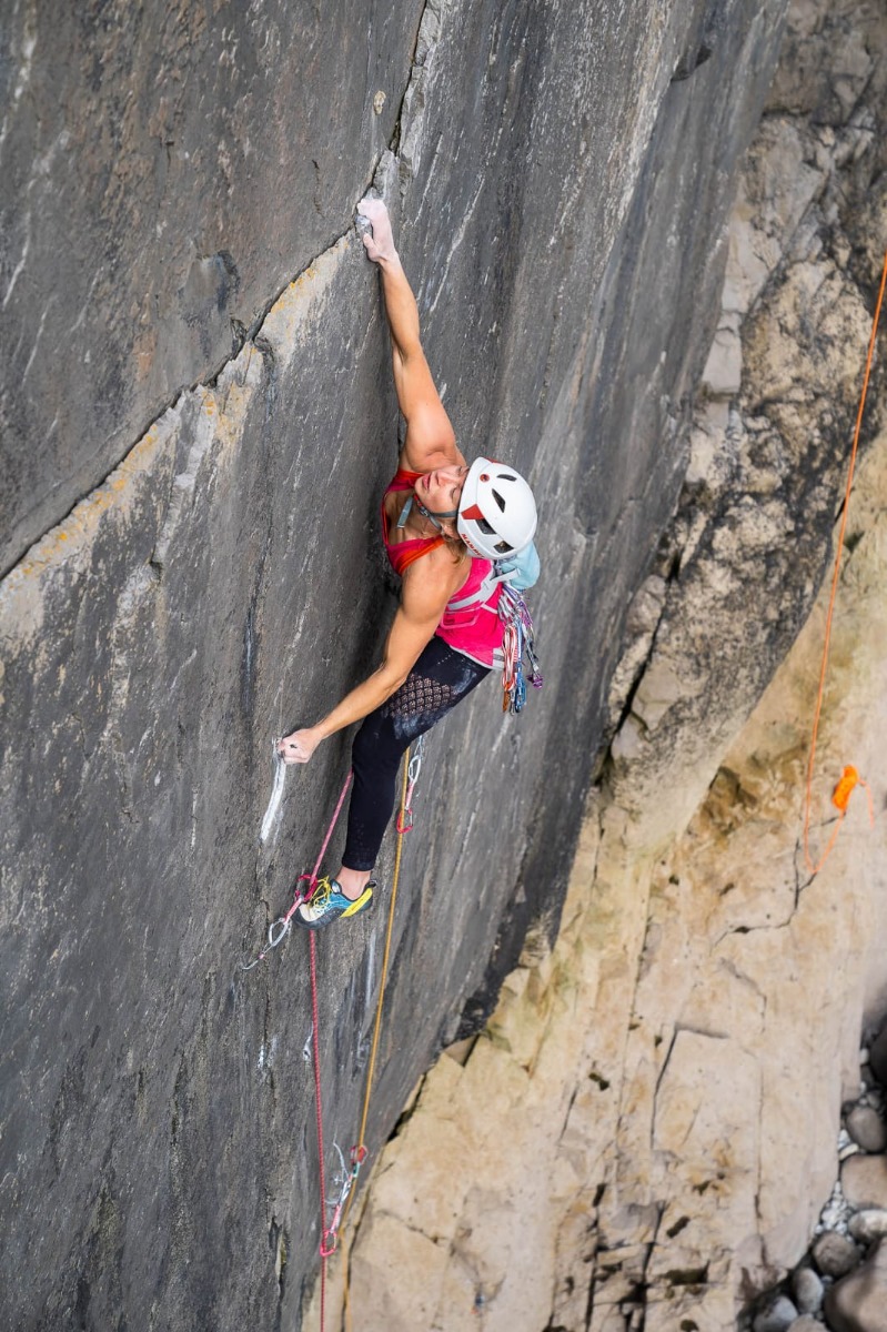 ヘルメットを着用して岩壁を登る人。Murcia Wall, Stefan Morris。