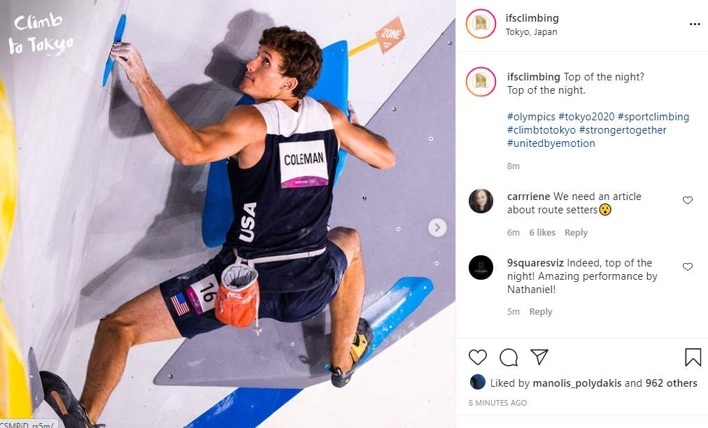 青と黄色のホールドがあるボルダー壁を登るNathaniel ColemanのIFSCスクリーンショット。