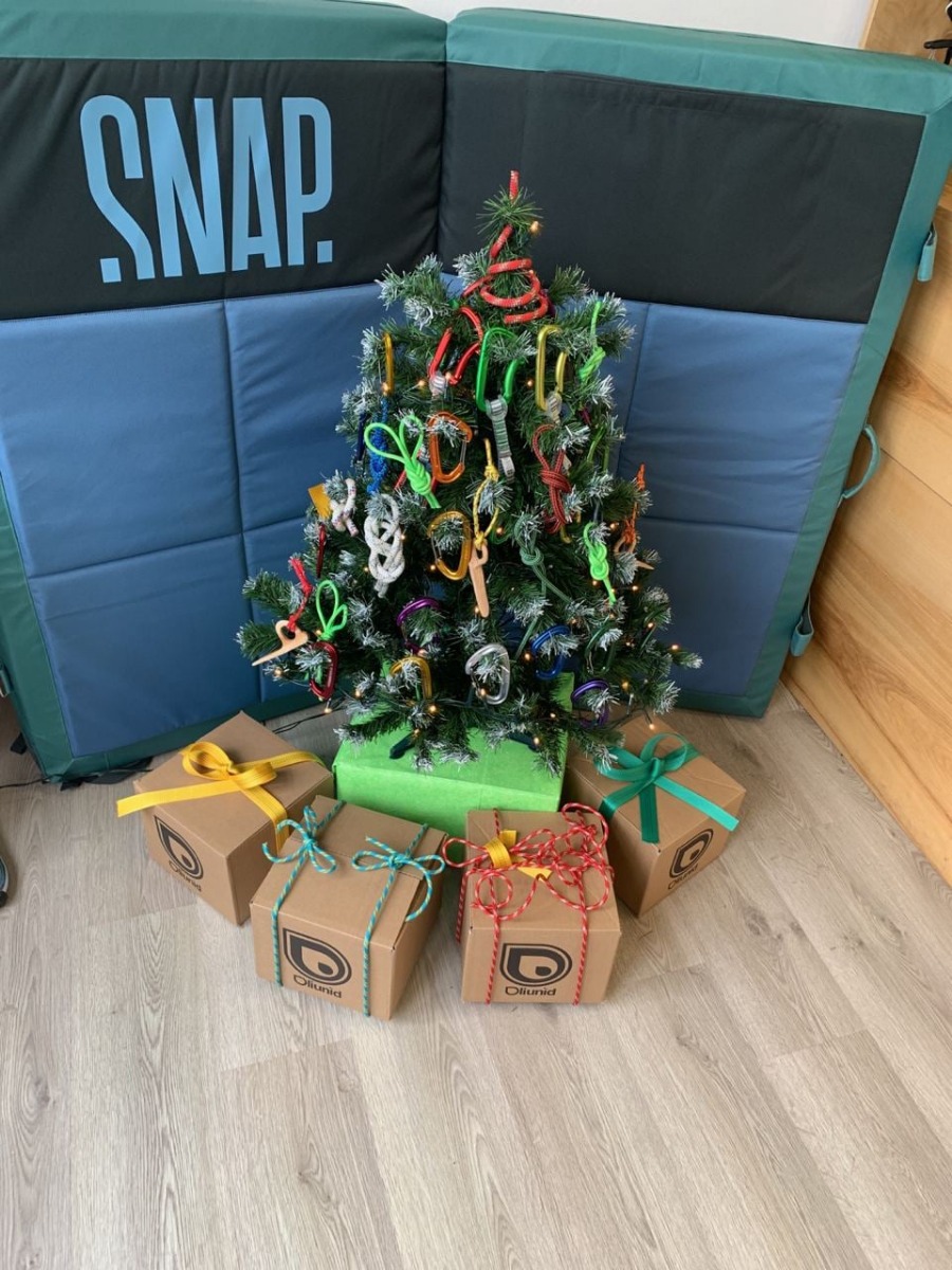 SNAPのクラッシュパッドの前にある、カラビナとアクセサリーコードで飾ったクリスマスツリーと、根元に置かれたOliunìdのプレゼント