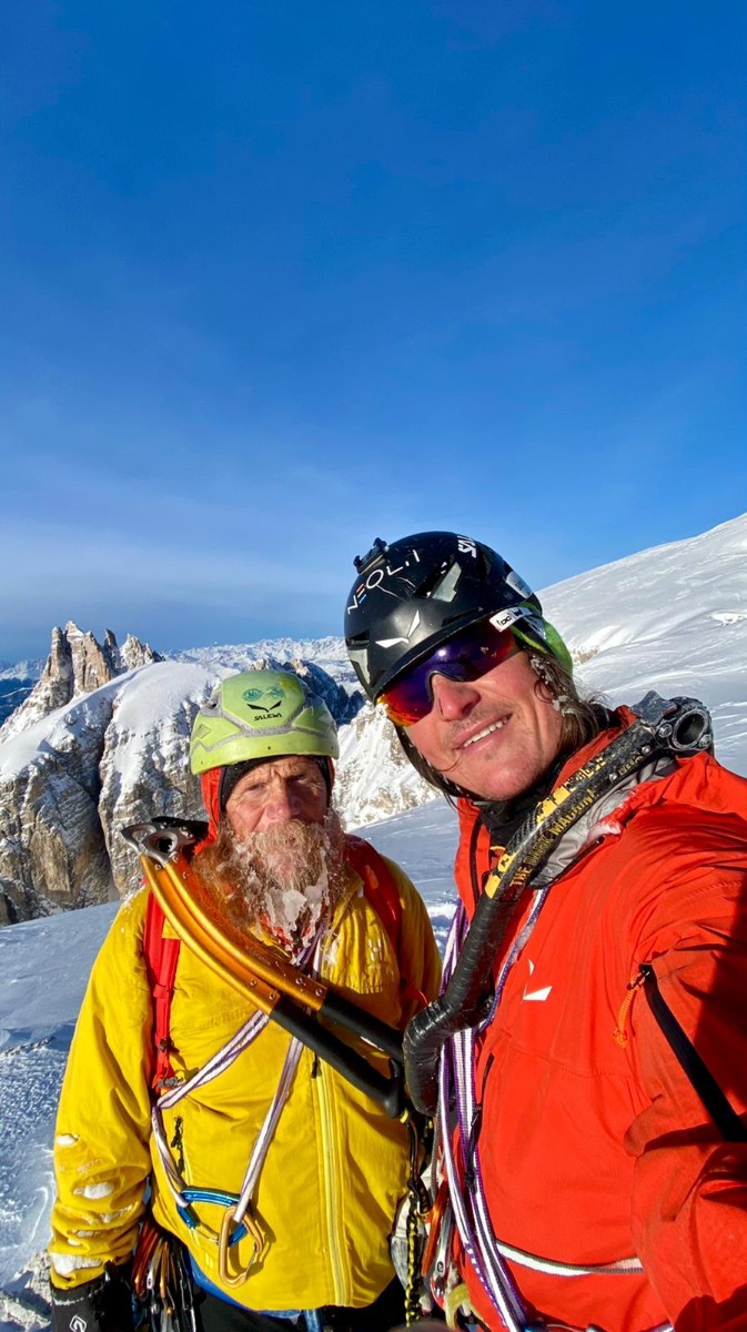 雪景色の中、ヘルメットとアイスアックスを携えたAndrea OberbacherとSimon Gietl