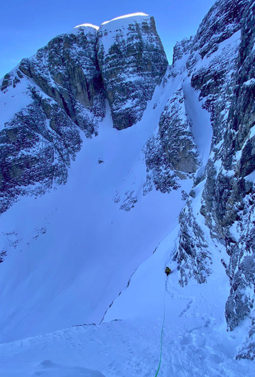 雪の溝を通るPhoenixへのアプローチ — 写真:Simon Gietl