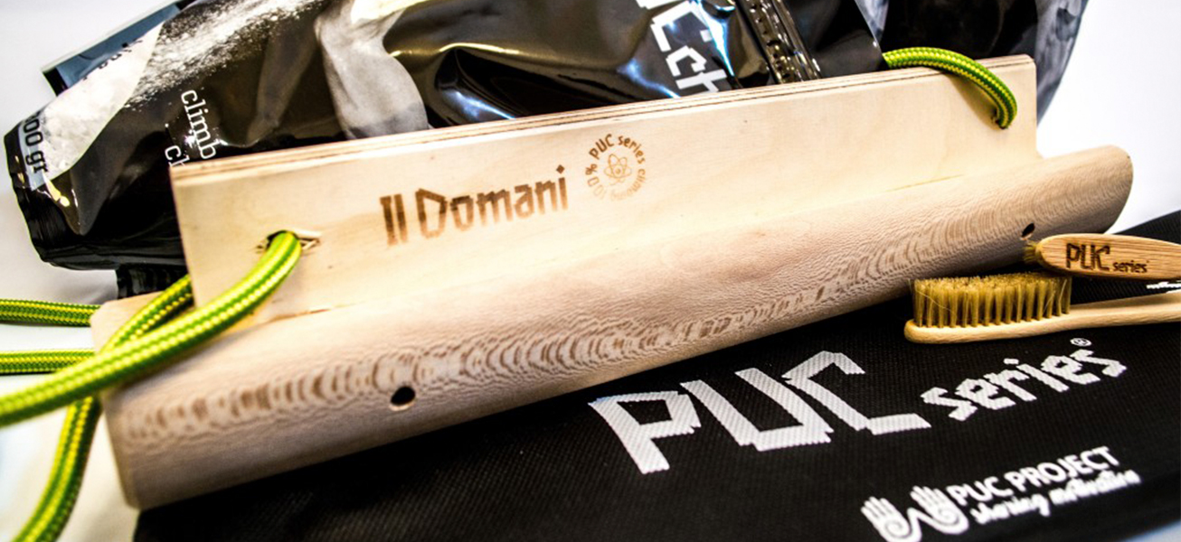 コード付きの木製ハングボードPUC Series Il Domaniと、ブラシやクライミング用品