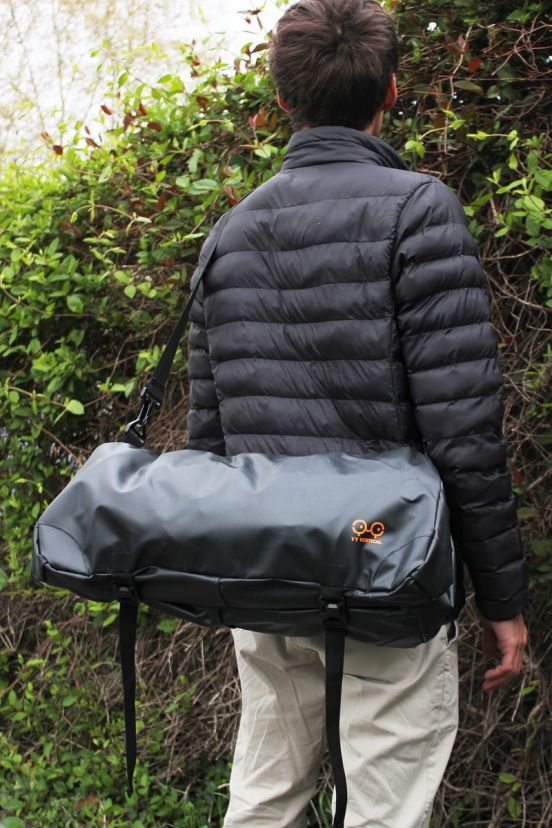 YY Verticalのロープバッグを肩に掛けている人物の後ろ姿
