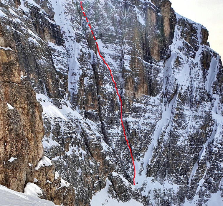 Monte Poperaの雪に覆われた岩壁と赤線で示されたPhoenix