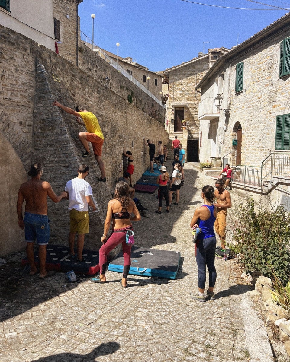 Frasassi Climbing FestivalでSerra San Quiricoの石壁を登るStreet Boulderの参加者と下に敷いたマット