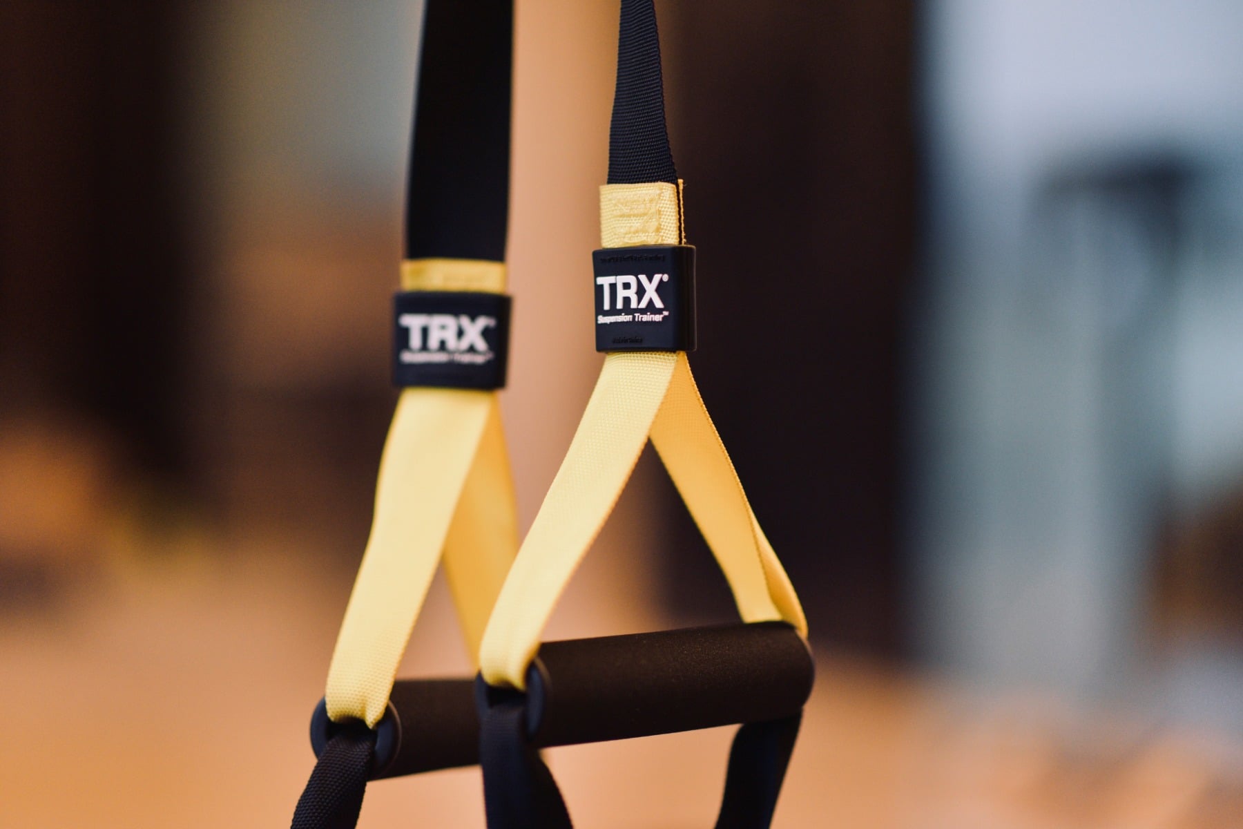 TRX Functional Suspension Trainerのストラップ 黄色と黒のTRXサスペンションストラップとハンドルの接写