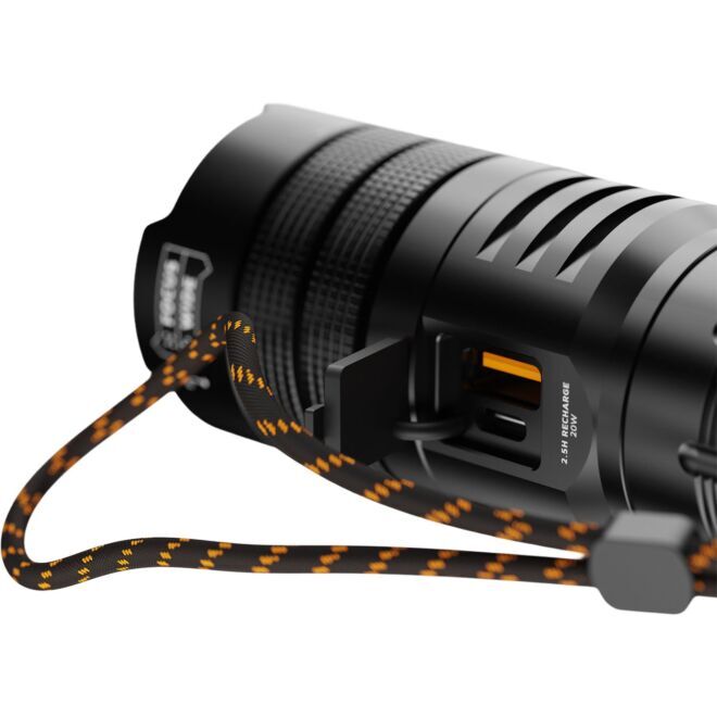 Xtorm Flashlight Powerbank - 10500 mAh フラッシュライト充電器