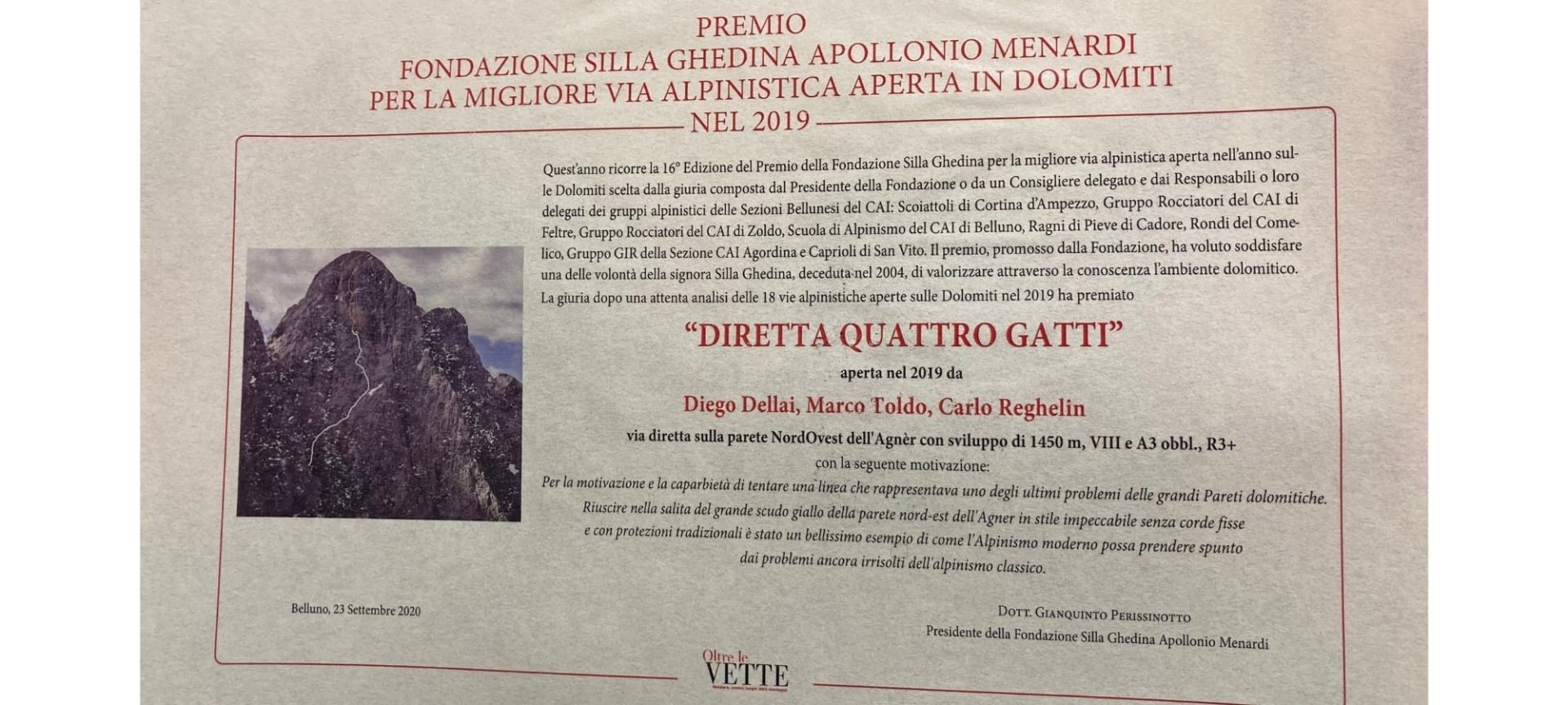 Diretta Quattro Gattiに授与されたPremio Fondazione Silla Ghedina Apollonio Menardiの賞状。受賞理由、初登者の名前、壁の写真がある