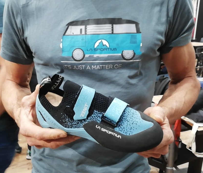 La Sportiva Zenit 黒とターコイズ色のクライミングシューズを見せる人。シューズには交差する2本のストラップがある