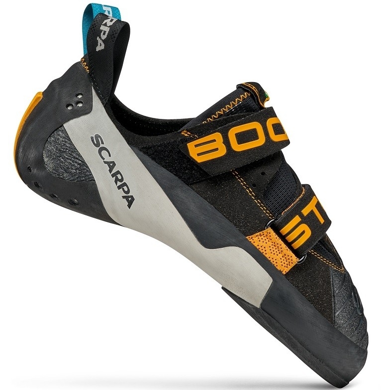 Booster SCARPA 白い背景に、オレンジ色の文字が入った2本のストラップを備える黒とグレーのクライミングシューズ